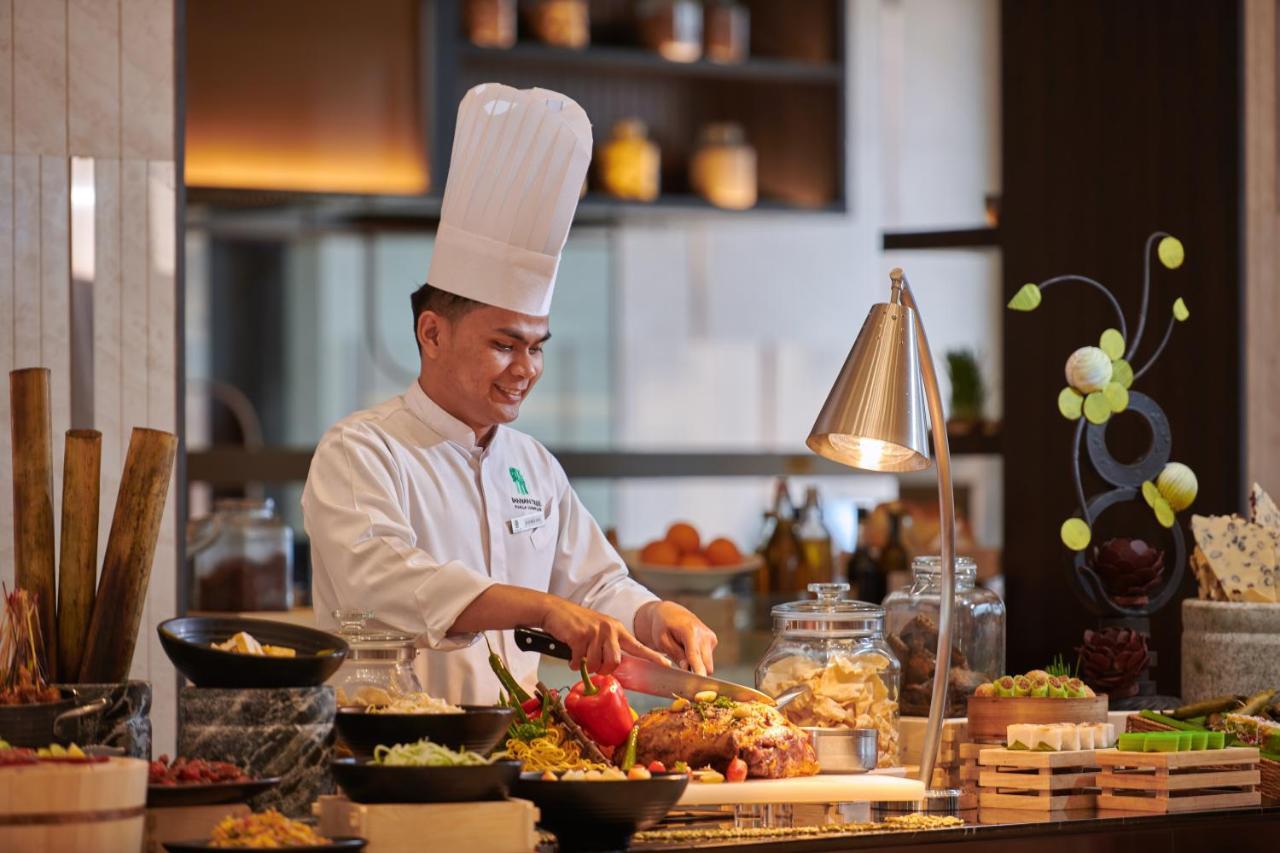 Pavilion Hotel Kuala Lumpur Managed By Banyan Tree Exterior foto A chef at work