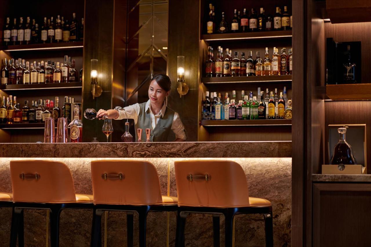 Pavilion Hotel Kuala Lumpur Managed By Banyan Tree Exterior foto The bar at the Hong Kong Bar